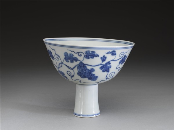 青花葡萄紋高足碗