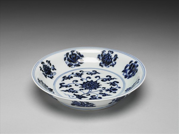 青花折技團花果紋盤