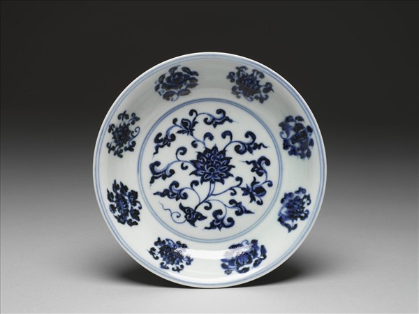 青花折技團花果紋盤