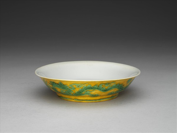 黃地綠彩龍紋盤