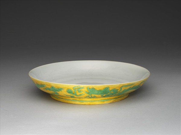 黃地綠彩龍紋白裡盤