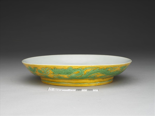 黃地綠彩龍紋白裡盤