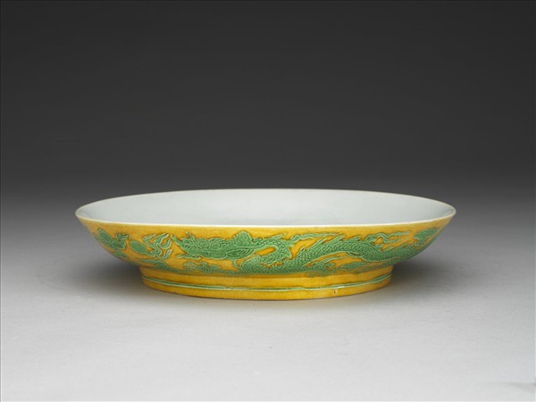 黃地綠彩龍紋白裡盤