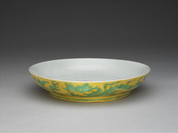 黃地綠彩龍紋白裡盤