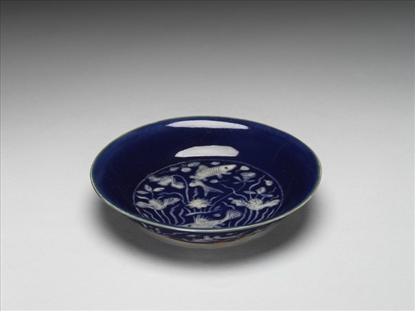 霽青釉蓮塘游魚紋盤