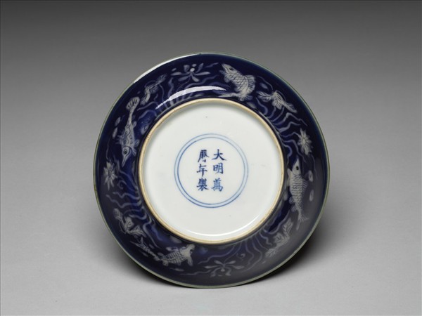 霽青釉蓮塘游魚紋盤