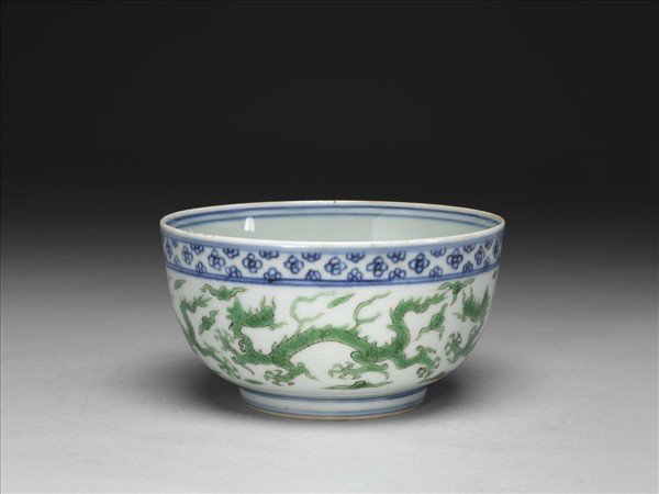 青花綠彩雲龍紋碗