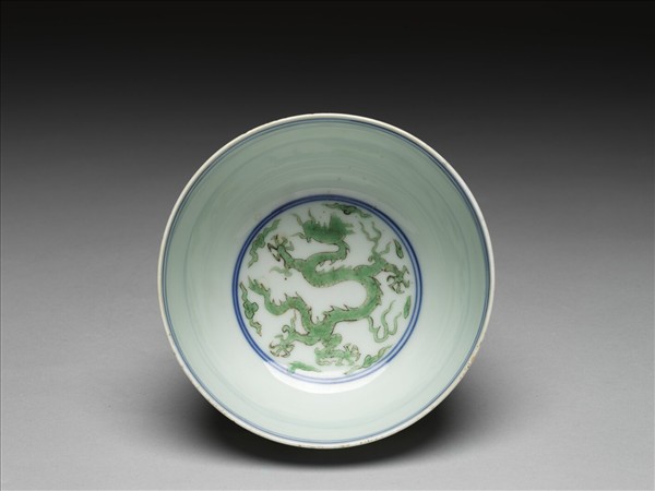 青花綠彩雲龍紋碗
