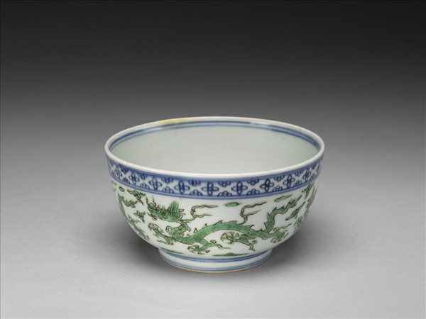 青花綠彩雲龍紋碗