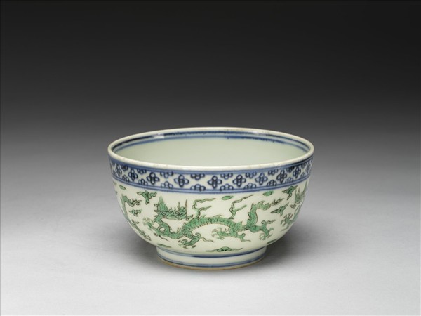 青花綠彩雲龍紋碗