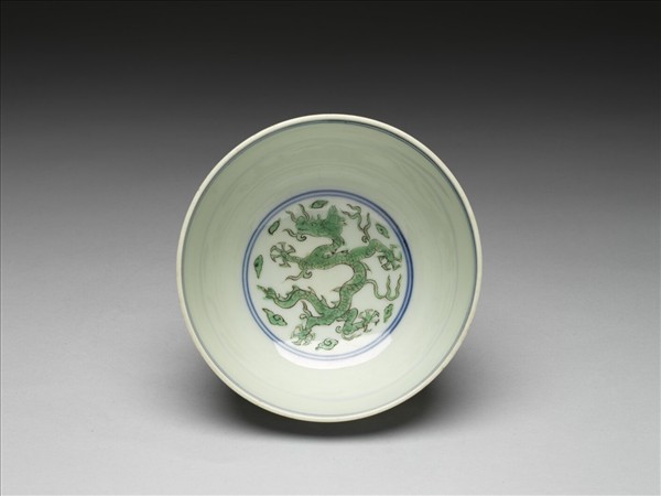 青花綠彩雲龍紋碗