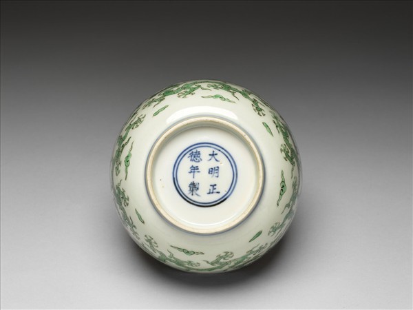 青花綠彩雲龍紋碗