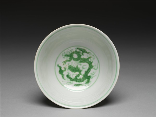 綠彩雲龍紋碗