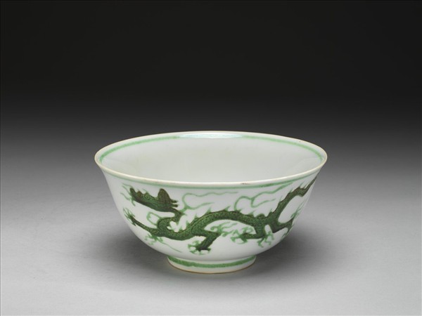 綠彩雲龍紋碗