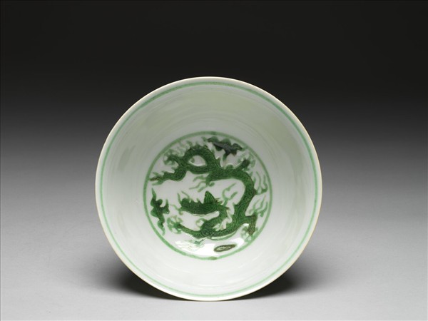 綠彩雲龍紋碗