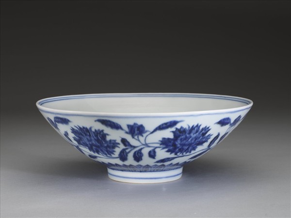 青花轉枝芍藥紋碗
