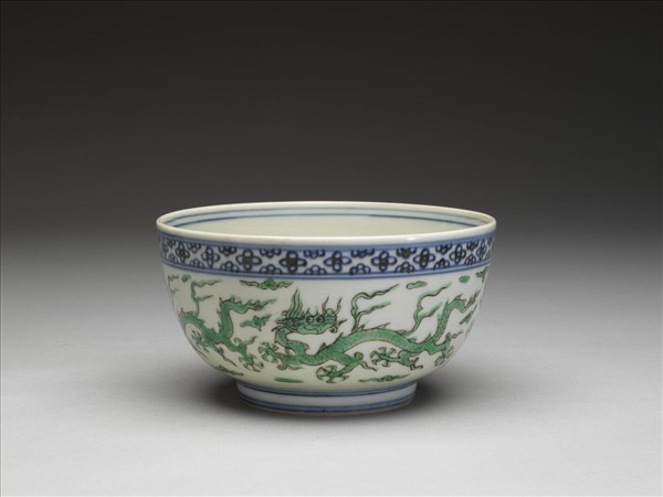 青花綠彩雲龍紋碗