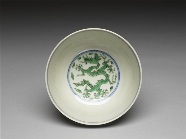 青花綠彩雲龍紋碗