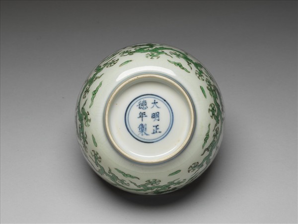 青花綠彩雲龍紋碗