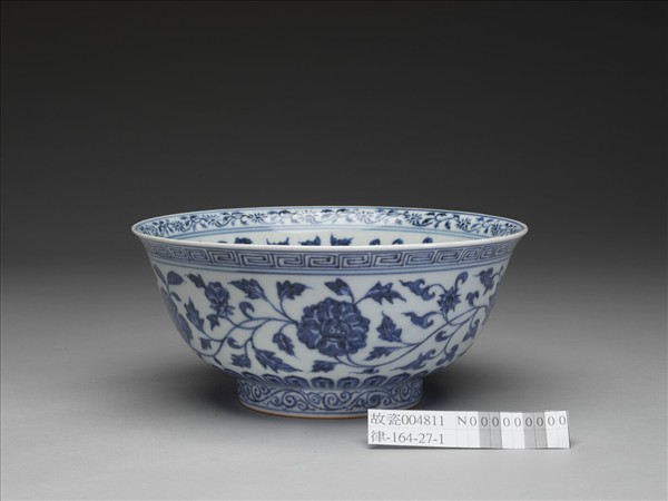 青花纏枝花卉紋碗