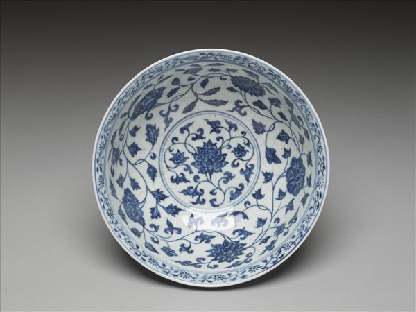 青花纏枝花卉紋碗