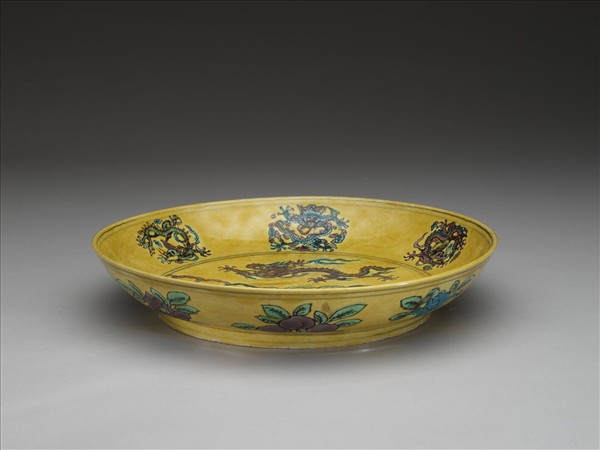 三彩黃地花果龍紋盤