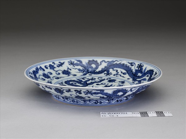 青花穿蓮龍紋盤