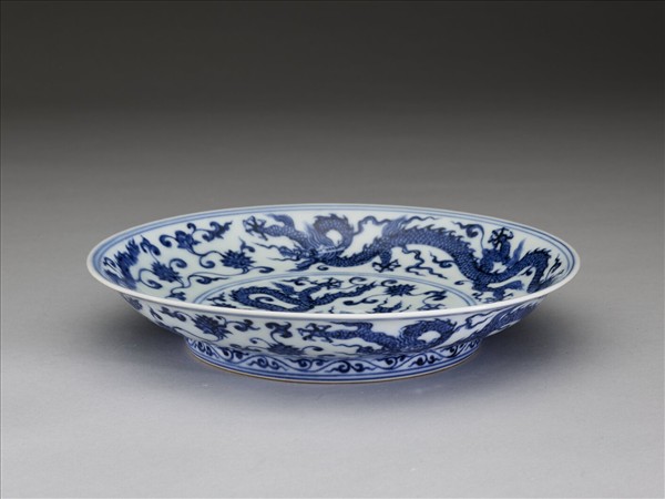 青花穿蓮龍紋盤