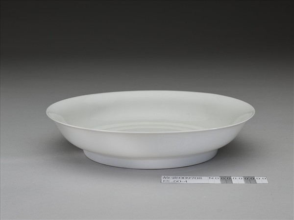 甜白釉半脫胎劃花雙龍戲珠紋盤