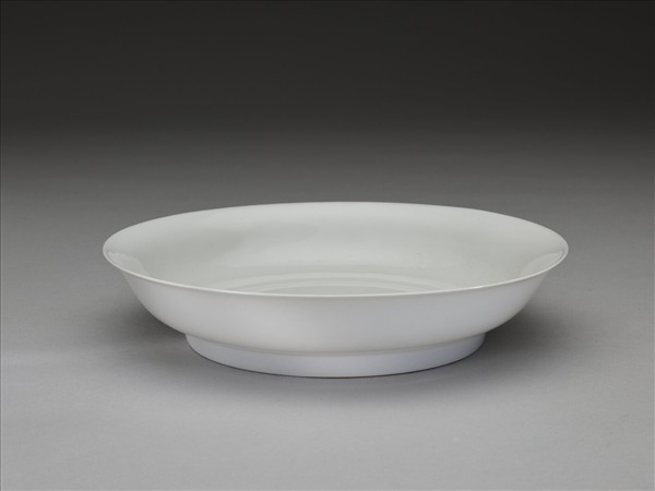 甜白釉半脫胎劃花雙龍戲珠紋盤