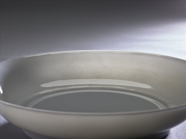 甜白釉半脫胎劃花雙龍戲珠紋盤