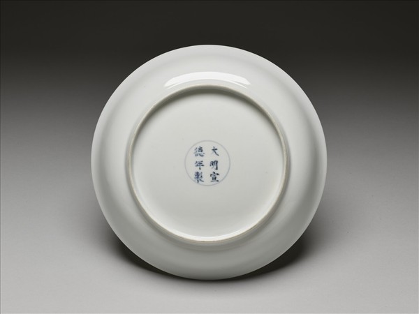 甜白釉半脫胎劃花雙龍戲珠紋盤