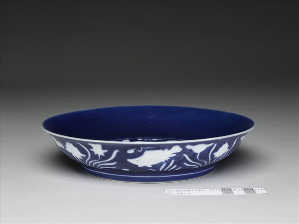 藍地白花蓮塘魚藻紋盤