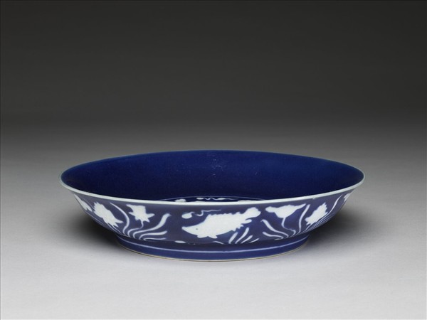 藍地白花蓮塘魚藻紋盤