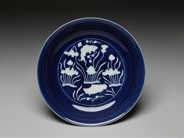 藍地白花蓮塘魚藻紋盤