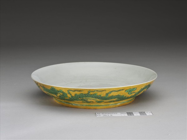 黃地綠彩龍紋白裡盤