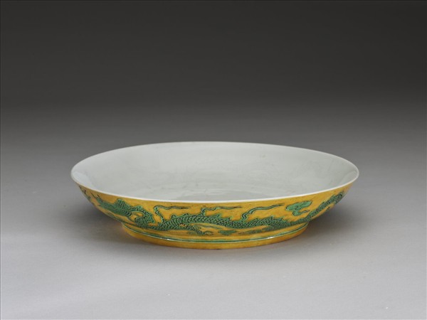 黃地綠彩龍紋白裡盤