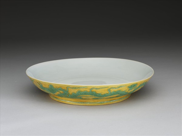 黃地綠彩龍紋白裡盤