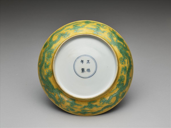 黃地綠彩龍紋白裡盤