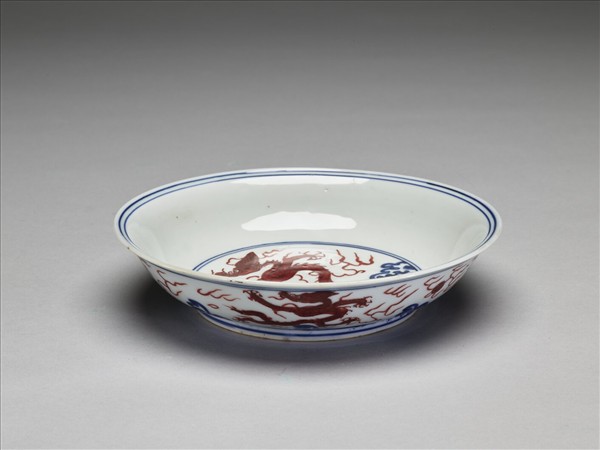 青花描紅波濤龍紋盤