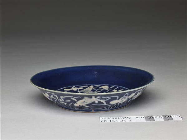 霽青釉蓮塘游魚紋盤