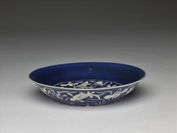 霽青釉蓮塘游魚紋盤