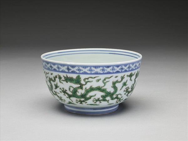 青花綠彩雲龍紋碗