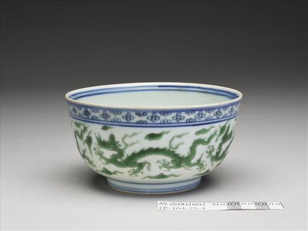 青花綠彩雲龍紋碗