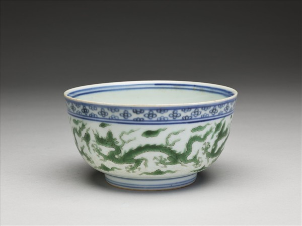 青花綠彩雲龍紋碗