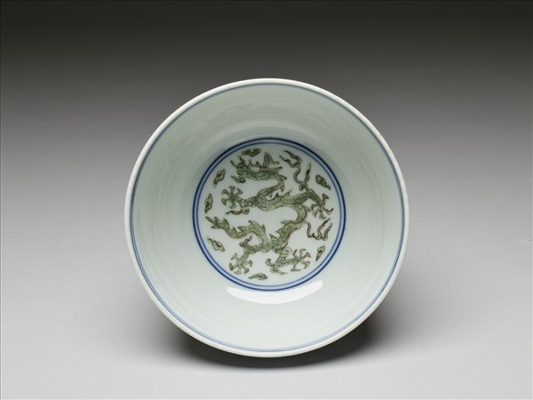 青花綠彩雲龍紋碗