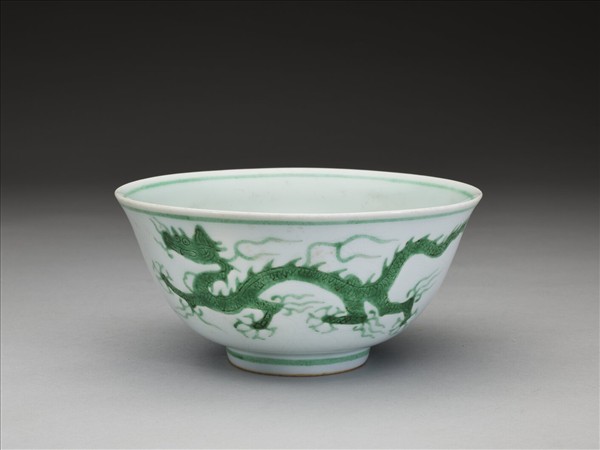 綠彩雲龍紋碗