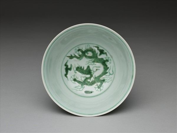 綠彩雲龍紋碗