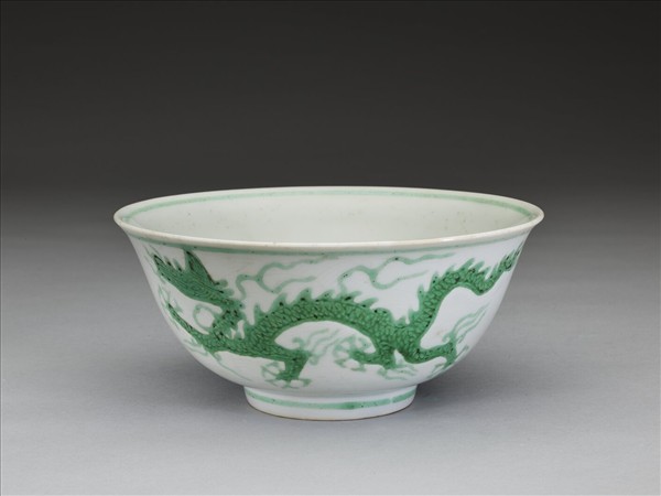 綠彩雲龍紋碗