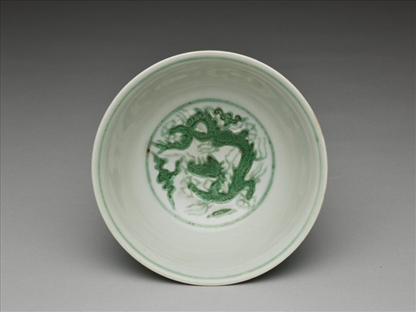 綠彩雲龍紋碗